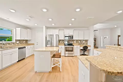Kitchen - 6009 Parsonage Cir, Milton, FL 32570 photo 3 of 5