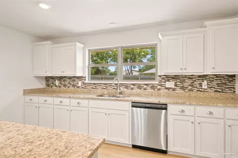 Kitchen - 6009 Parsonage Cir, Milton, FL 32570 photo 4 of 5