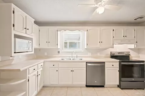Kitchen - 6517 Robin Ave, Milton, FL 32570 photo 1 of 2