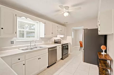 Kitchen - 6517 Robin Ave, Milton, FL 32570 photo 2 of 2