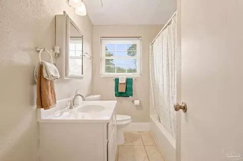 Bath - 6517 Robin Ave, Milton, FL 32570 photo 1 of 1