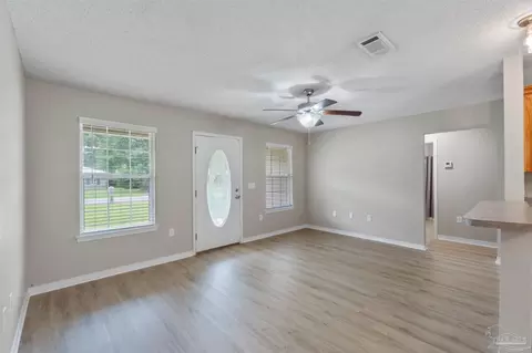 Living - 7224 Putter Ln, Milton, FL 32570 photo 3 of 4