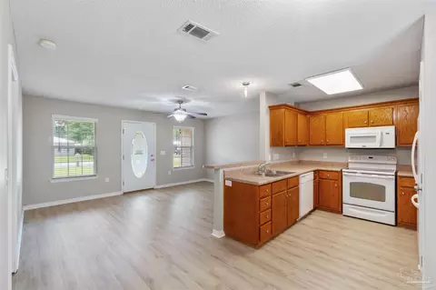 Living - 7224 Putter Ln, Milton, FL 32570 photo 4 of 4