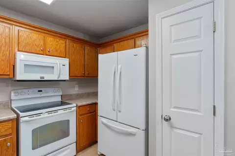 Kitchen - 7224 Putter Ln, Milton, FL 32570 photo 2 of 3