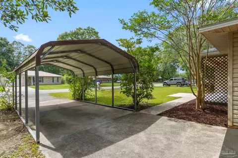 Exterior - 7224 Putter Ln, Milton, FL 32570 photo 2 of 4