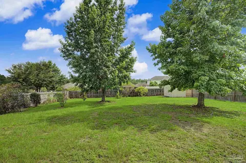 Exterior - 4833 Perspective Dr, Milton, FL 32570 photo 5 of 8
