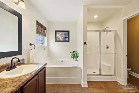 Bath - 6556 Fall St, Milton, FL 32570 photo 2 of 5
