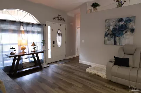 Entry Way - 6570 Kembro Rd, Milton, FL 32570 photo 2 of 4