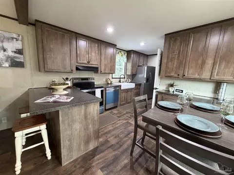 Kitchen - 6225 Goliath Rd, Milton, FL 32583 photo 8 of 10