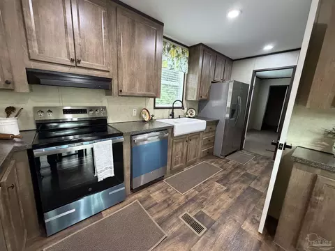 Kitchen - 6225 Goliath Rd, Milton, FL 32583 photo 4 of 10