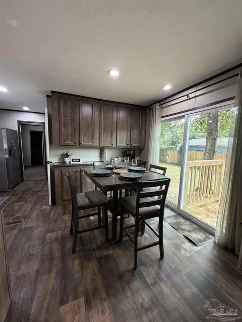 Dining - 6225 Goliath Rd, Milton, FL 32583 photo 5 of 6