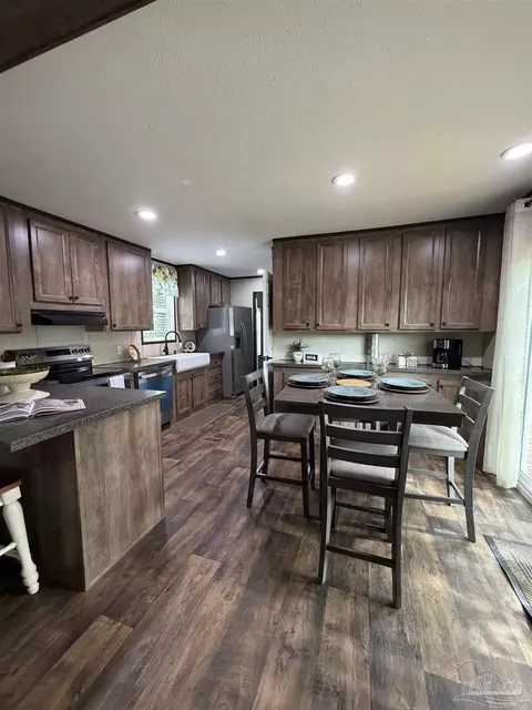 Kitchen - 6225 Goliath Rd, Milton, FL 32583 photo 9 of 10