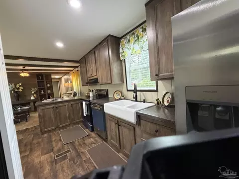Kitchen - 6225 Goliath Rd, Milton, FL 32583 photo 6 of 10