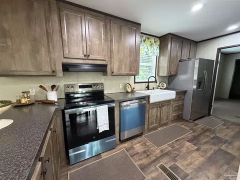 Kitchen - 6225 Goliath Rd, Milton, FL 32583 photo 5 of 10