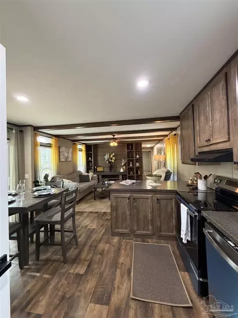 Kitchen - 6225 Goliath Rd, Milton, FL 32583 photo 7 of 10