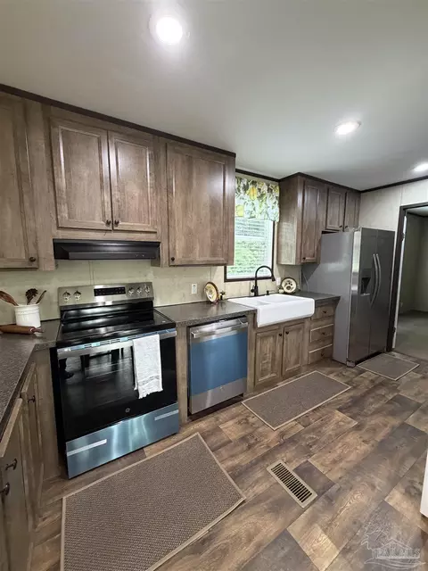 Kitchen - 6225 Goliath Rd, Milton, FL 32583 photo 3 of 10