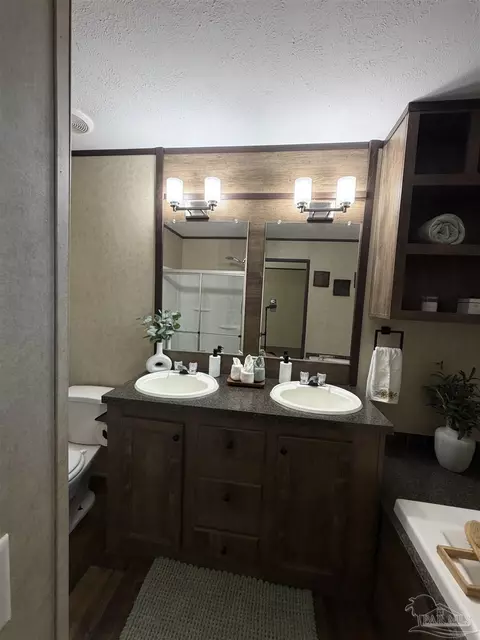 Bath - 6225 Goliath Rd, Milton, FL 32583 photo 4 of 11
