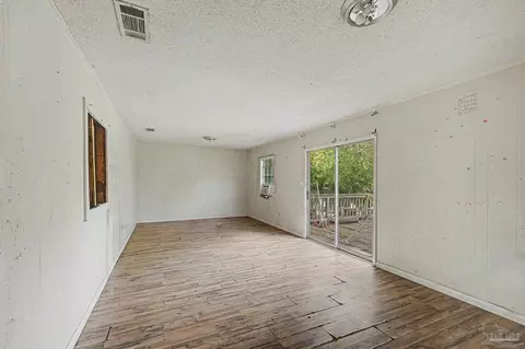 Living - 197 Hudson St, Crestview, FL 32536 photo 4 of 7