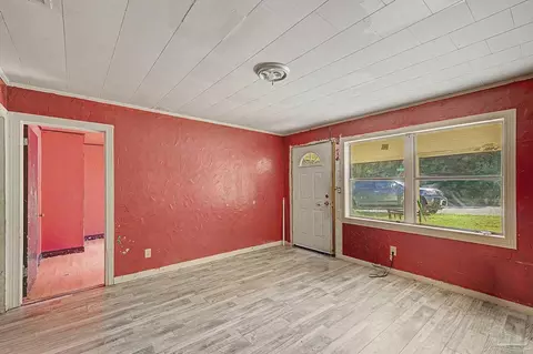 Living - 197 Hudson St, Crestview, FL 32536 photo 2 of 7