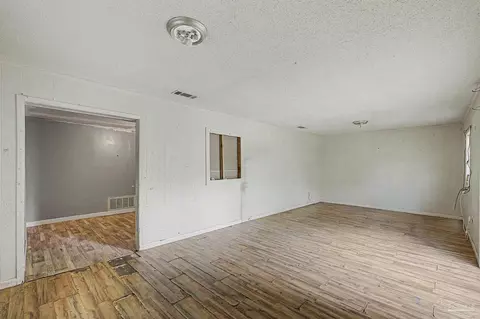 Living - 197 Hudson St, Crestview, FL 32536 photo 5 of 7