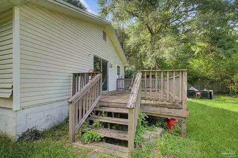 Exterior - 197 Hudson St, Crestview, FL 32536 photo 5 of 7