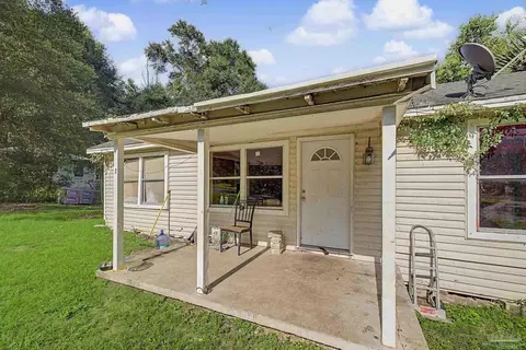 Exterior - 197 Hudson St, Crestview, FL 32536 photo 2 of 7