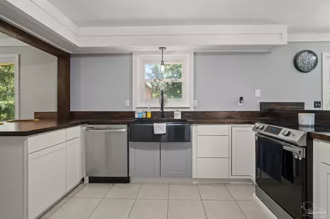 Kitchen - 5012 Beck Ave, Jay, FL 32565 photo 4 of 8