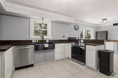 Kitchen - 5012 Beck Ave, Jay, FL 32565 photo 5 of 8