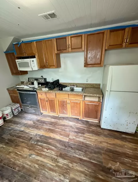 Kitchen - 4127 Polks Ave, Pace, FL 32571 photo 3 of 4