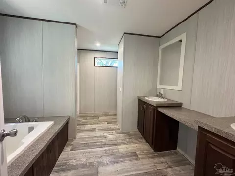 Bath - 5337 Old Oak Rd, Milton, FL 32583 photo 2 of 4