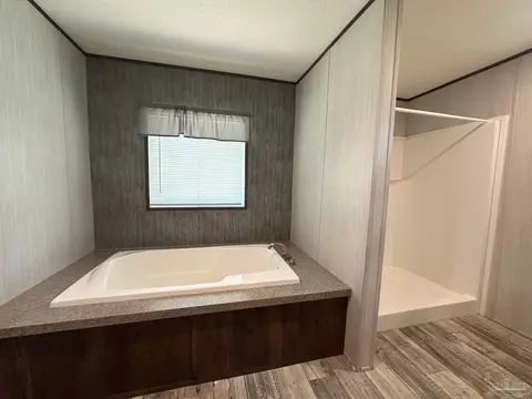 Bath - 5337 Old Oak Rd, Milton, FL 32583 photo 4 of 4