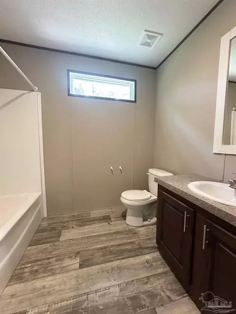 Bath - 5337 Old Oak Rd, Milton, FL 32583 photo 1 of 4