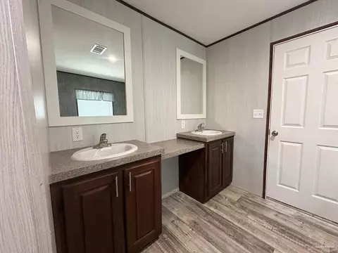 Bath - 5337 Old Oak Rd, Milton, FL 32583 photo 3 of 4