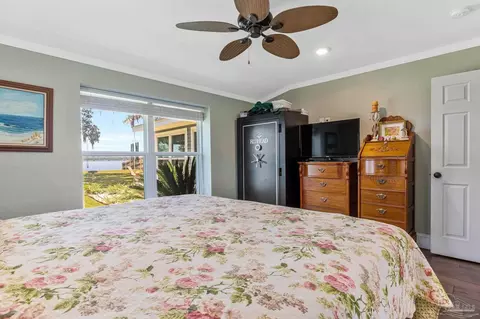 Bedroom - 7631 Petersen Pt Rd, Milton, FL 32583 photo 3 of 5