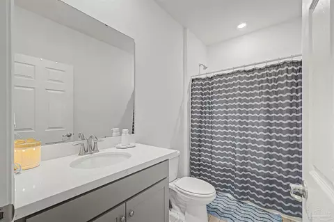 Bath - 4166 Upper Walk Ln, Milton, FL 32583 photo 2 of 2