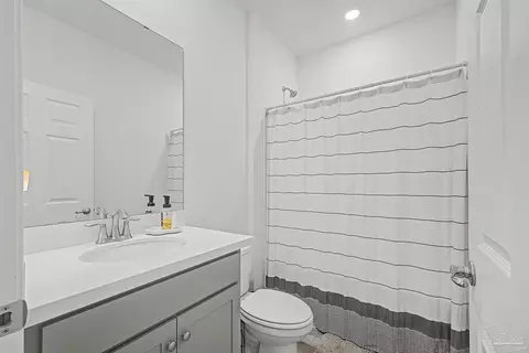 Bath - 4166 Upper Walk Ln, Milton, FL 32583 photo 1 of 2