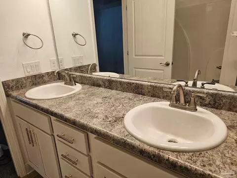 Bath - 3881 Throne Ct, Milton, FL 32583 photo 1 of 3