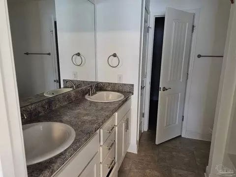 Bath - 3881 Throne Ct, Milton, FL 32583 photo 3 of 3