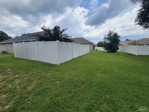 Exterior - 3881 Throne Ct, Milton, FL 32583 photo 5 of 7