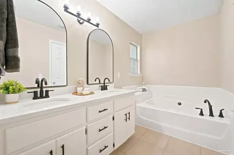 Bath - 5708 Bronco Pl, Milton, FL 32570 photo 3 of 4