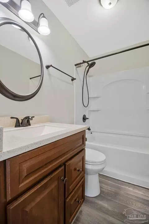 Bath - 6480 Cypress St, Milton, FL 32570 photo 2 of 3