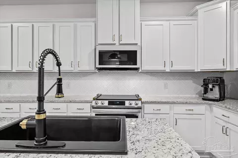 Kitchen - 6474 Cedar Key Dr, Milton, FL 32570 photo 4 of 6