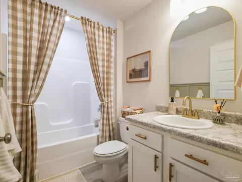 Bath - 4422 White Birch Ct, Pace, FL 32571 photo 4 of 6