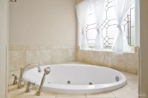 Bath - 3848 Throne Ct, Milton, FL 32583 photo 3 of 9
