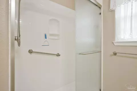 Bath - 3848 Throne Ct, Milton, FL 32583 photo 8 of 9