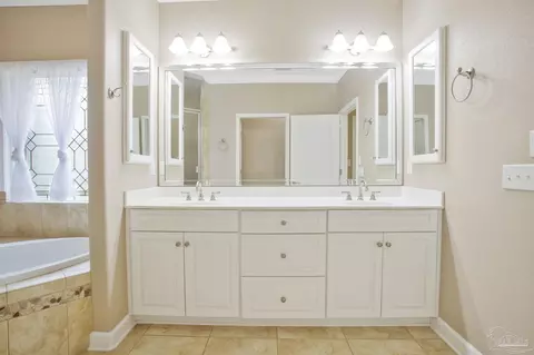 Bath - 3848 Throne Ct, Milton, FL 32583 photo 5 of 9