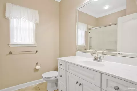 Bath - 3848 Throne Ct, Milton, FL 32583 photo 2 of 9
