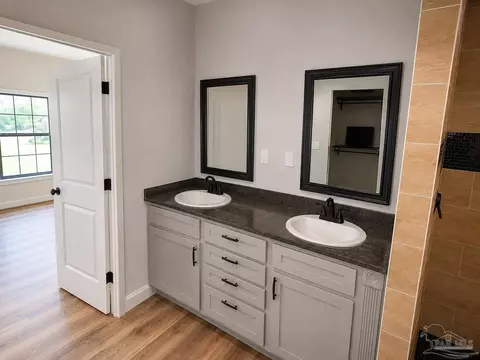 Bath - 4301 Pace Ln, Milton, FL 32571 photo 3 of 3