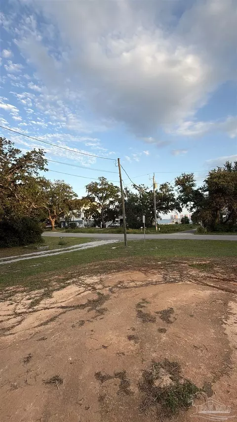 3210 Bay St, Gulf Breeze, FL 32563
