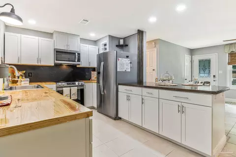 Kitchen - 5521 Ormond Dr, Pensacola, FL 32526 photo 4 of 7